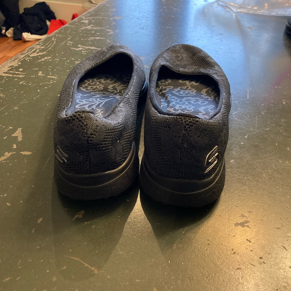 Skechers 8.5 Memory Foam Slides - image 3